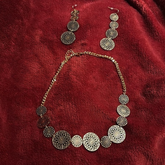 Vintage style Stencilled leaf necklace and drop. Earrings set new - Picture 4 of 11